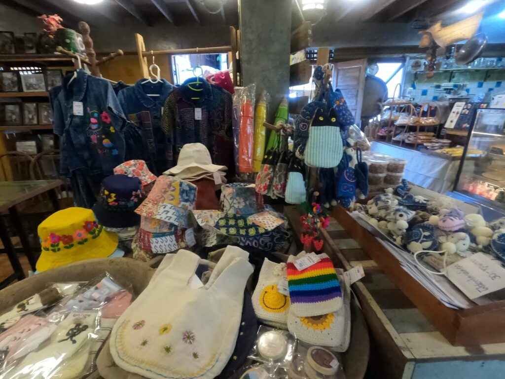Café in Mae kampong mit Souveniers und Kuchen