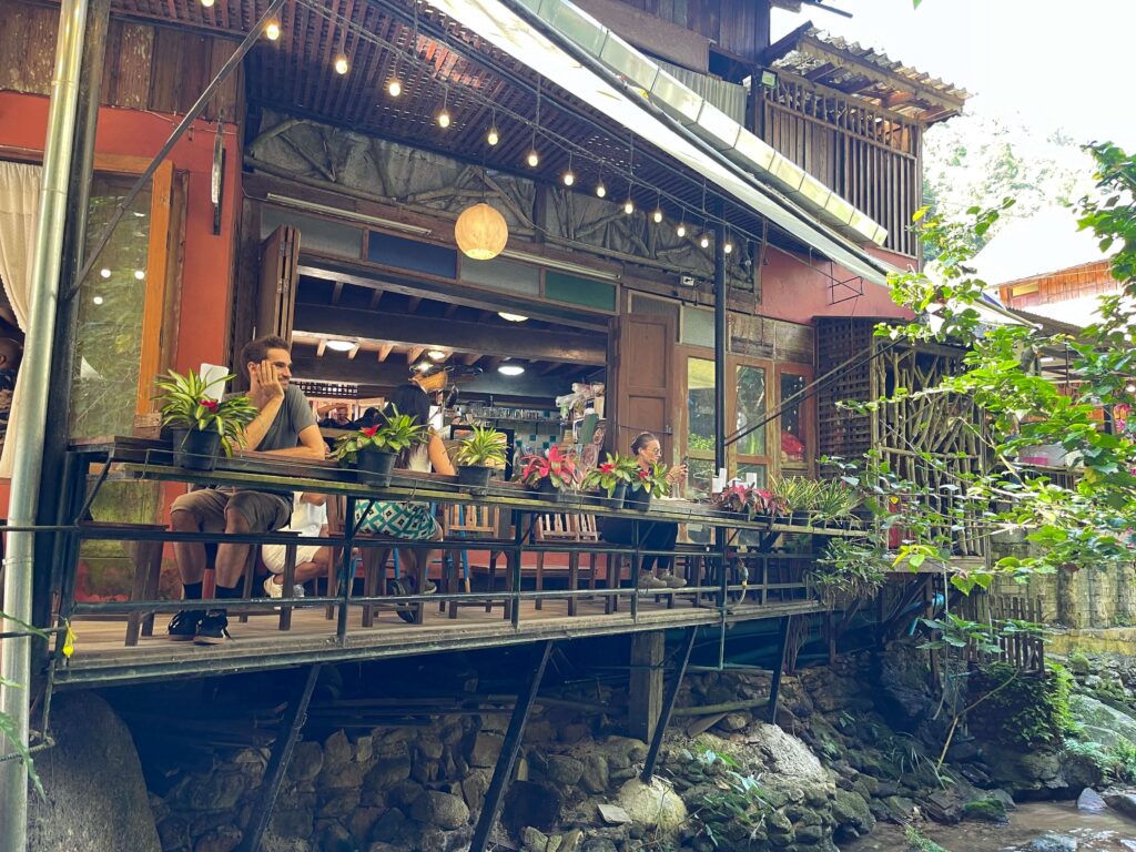 Café mit Flussblick
